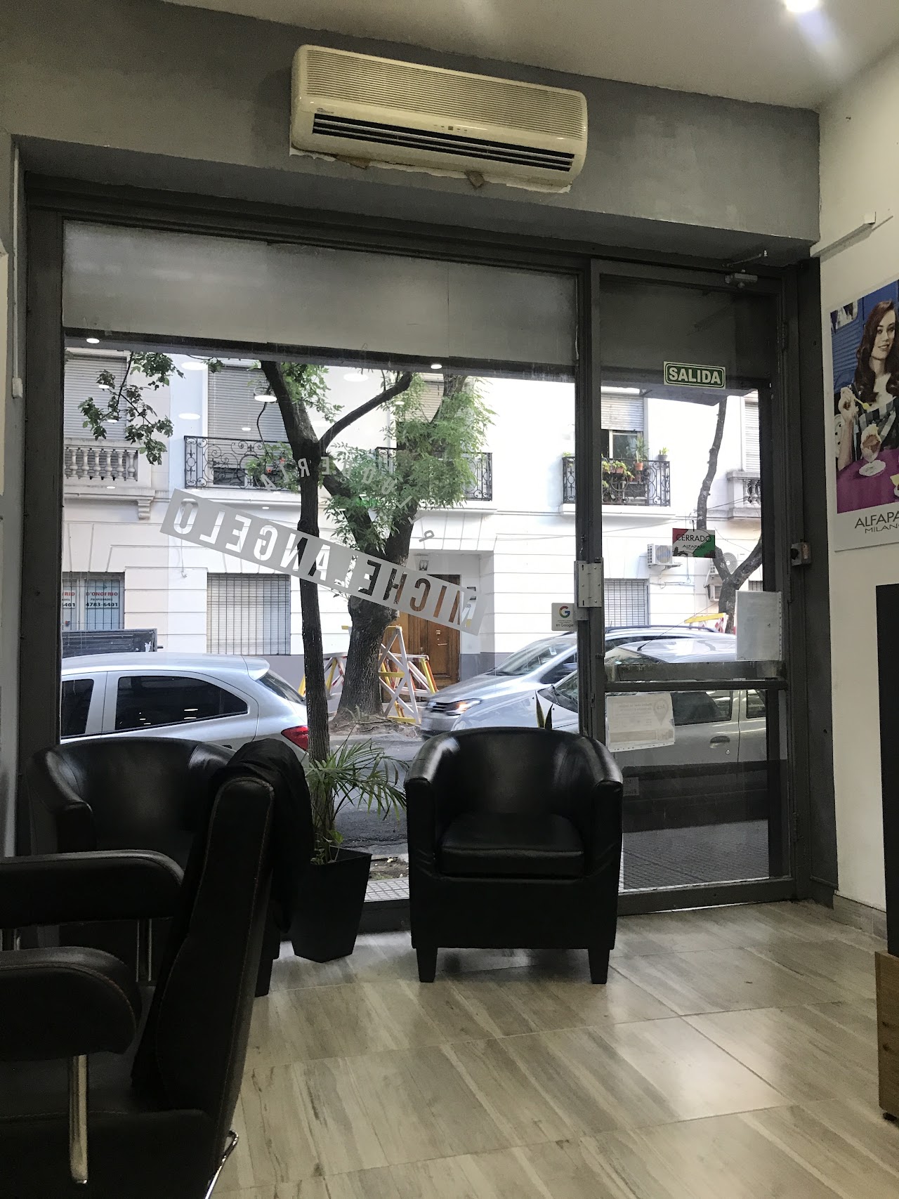 Detalle de afeitado profesional con toalla caliente