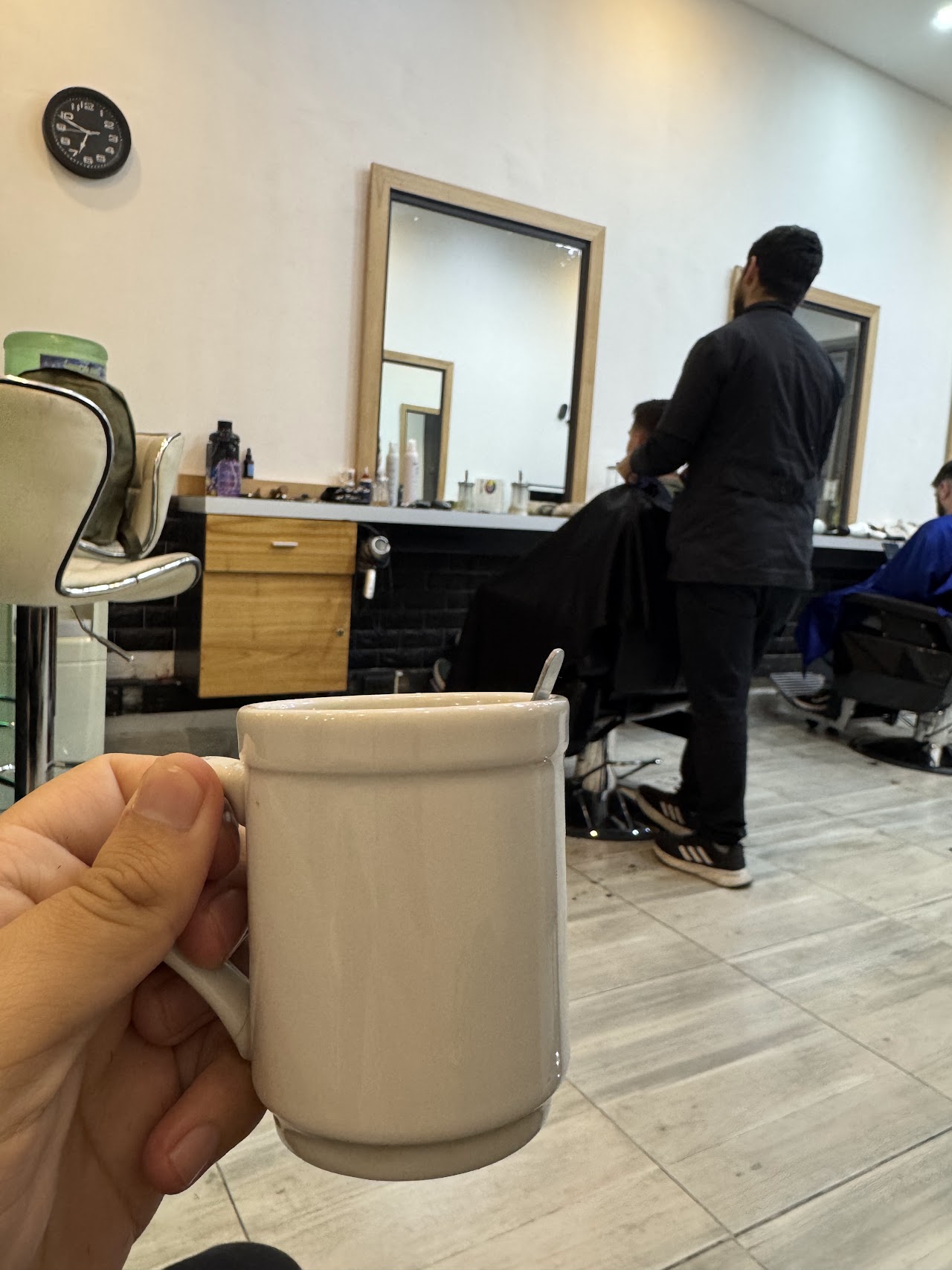 Barbero trabajando en corte degradado de precisión